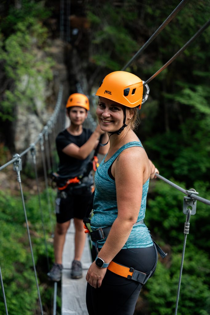 Participant sur le pont de la Via Ferrata de la Chute à Philomène